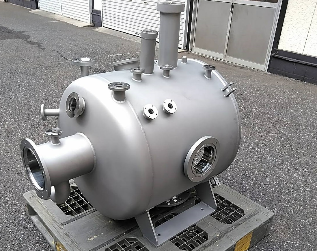 真空装置の中心部品となる、ステンレス鋼の真空容器です。